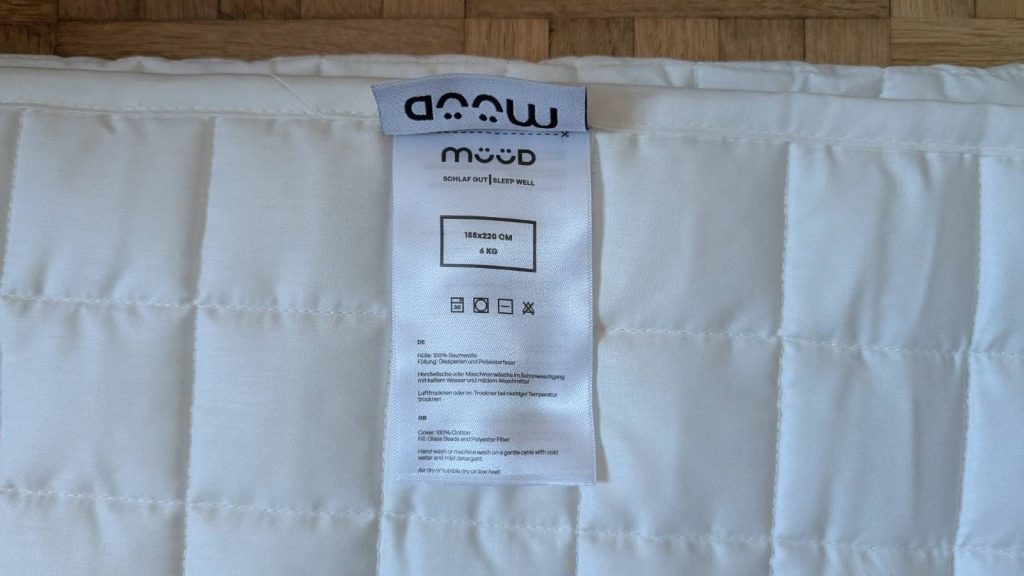 Einfache Handhabung und klare Beschriftung der schweren Decke.