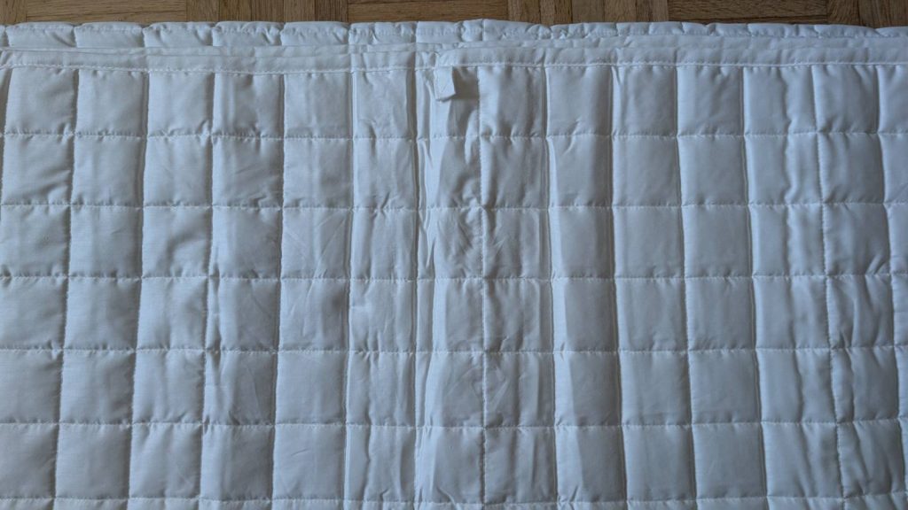 Schlaufen an allen Enden und in der Mitte sowie durchwegs gute Qualität zeugt sich im müüd Gewichtsdecke Test.