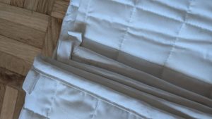 Alle Enden der Entspannungsdecke sind sauber verarbeitet.