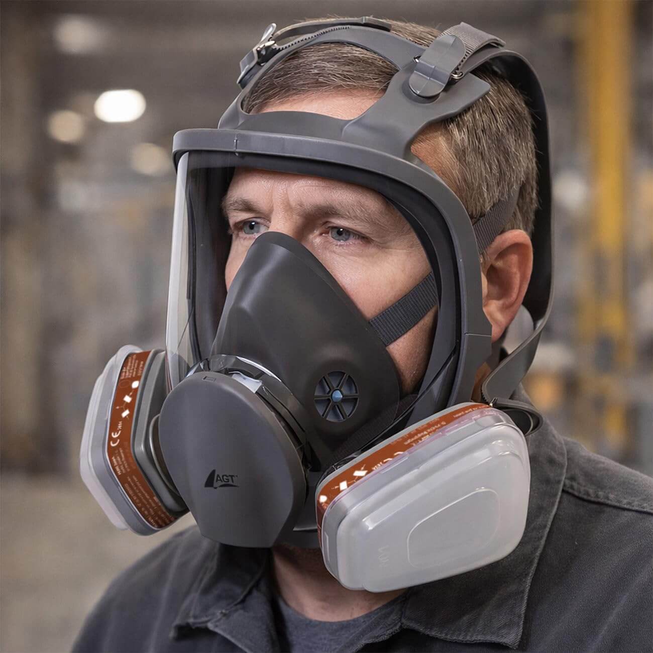 Die AGT Schutzmaske sitzt gut und liegt überall an.