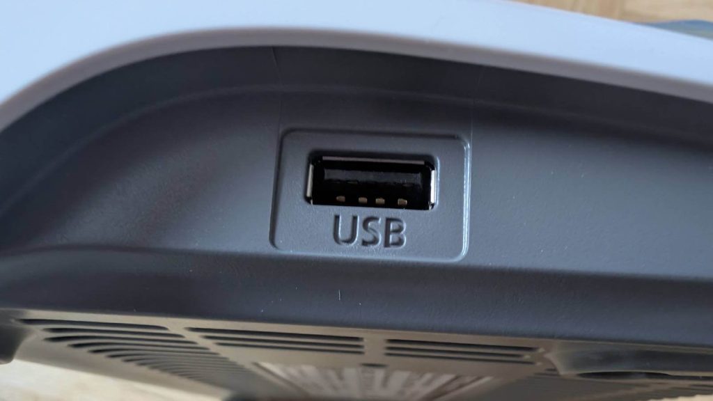 Der FritzBox 6850 LTE Router überrascht auch seitlich noch mit Schnittstellen.