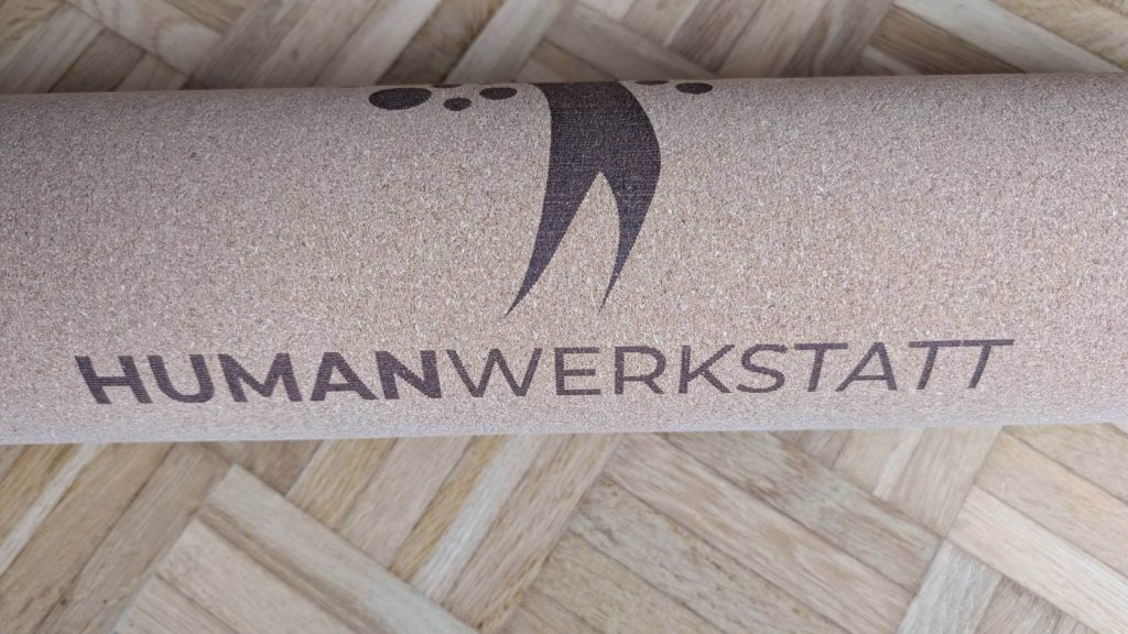 Auch das Logo kommt auf der großen Yogamatte bestens zur Geltung und ist wirklich beruhigend gestaltet.