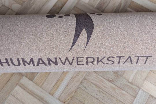 Auch das Logo kommt auf der großen Yogamatte bestens zur Geltung und ist wirklich beruhigend gestaltet.