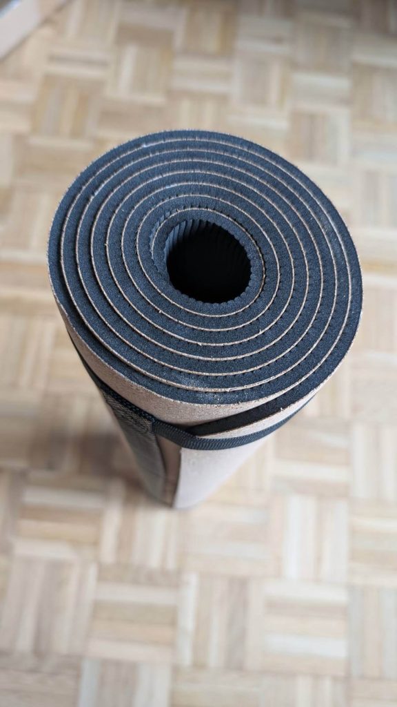 Kork außen, Schaumstoff innen.