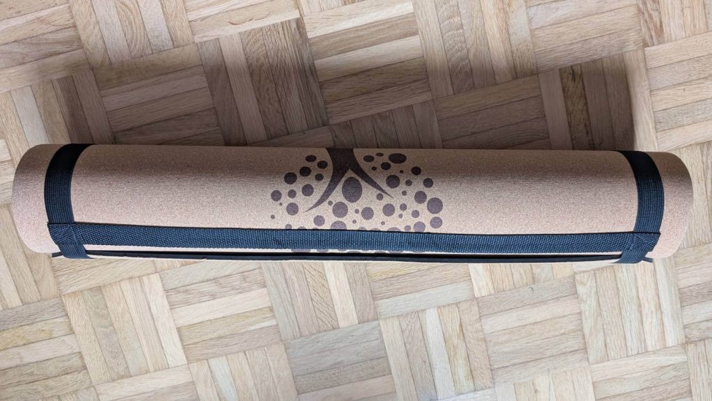 Extra groß trifft es eigentlich nicht so gut wie extra breit: Wirklich deutlich breiter als klassische Yogamatten.