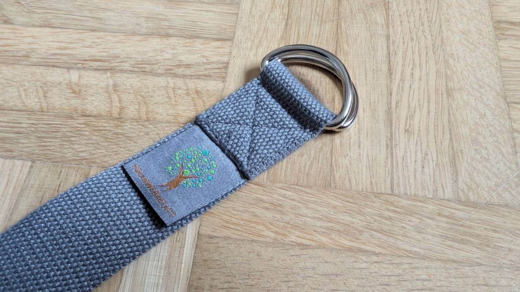 Der graue Yogagurt ist jederzeit einsatzbereit.