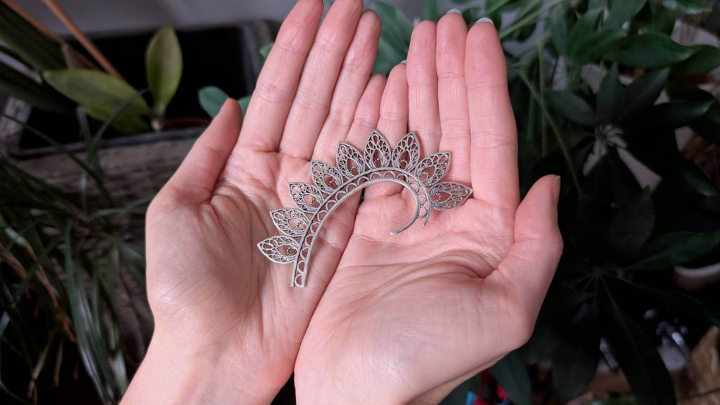 Der Kontrast zur Haut bringt die Ohrmanschette wunderbar zur Geltung.