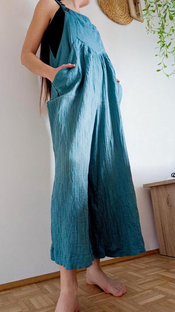 Die Latzhose kommt wunderschön zur Geltung.