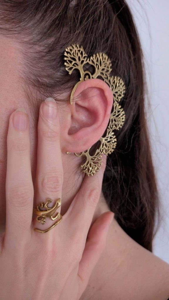 Eine goldrichtige Kombination: Gecko-Ring und Lebensnbaum am Ohr.