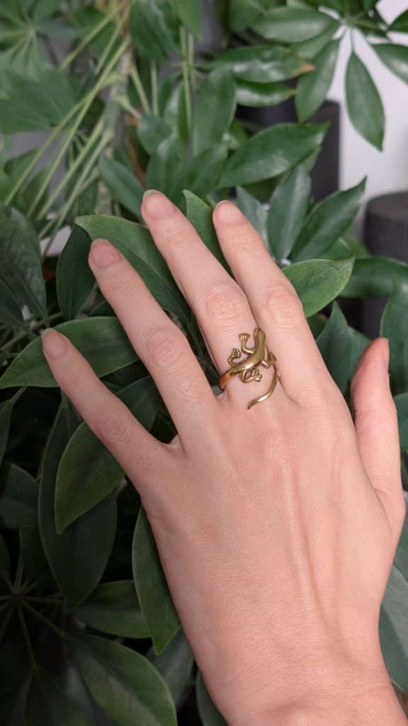 Der Gecko schlingt sich um den Finger.