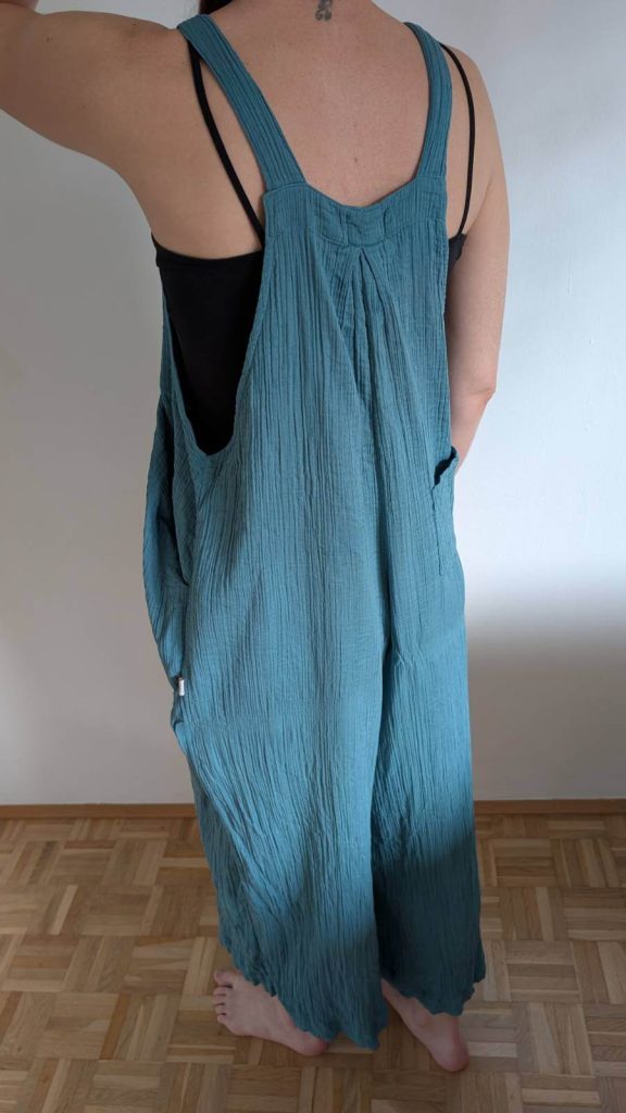 Die Hippie-Kleidung macht von vorne und hinten eine gute Figur.