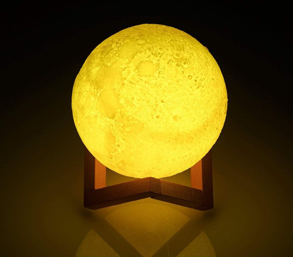 Wunderschön, selbst wenn es nicht Nacht ist: Die Lunartec Mondleuchte.