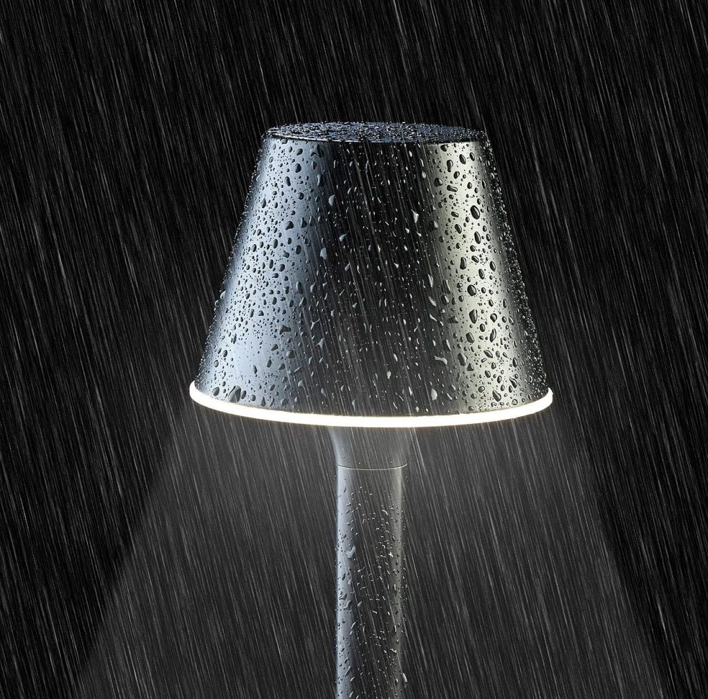 Die smarte Lunartec Tischlampe ist outdoor-tauglich.