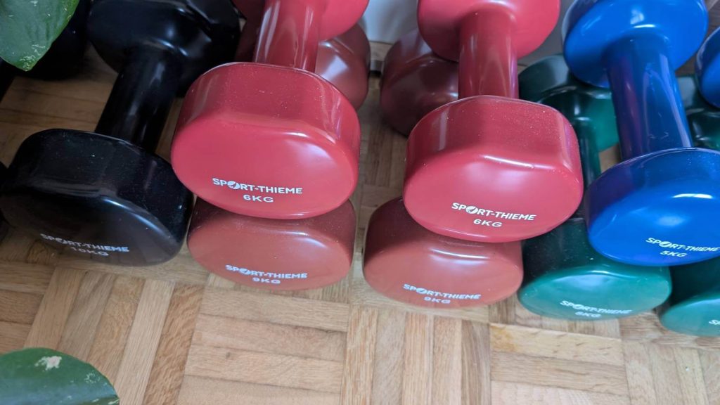 Wie auf fast allen Fotos ersichtlich, und hier möchten wir nichts beschönigen: Die Vinyl-Hanteln haben rasch ein wenig Staub auf der Oberfläche.