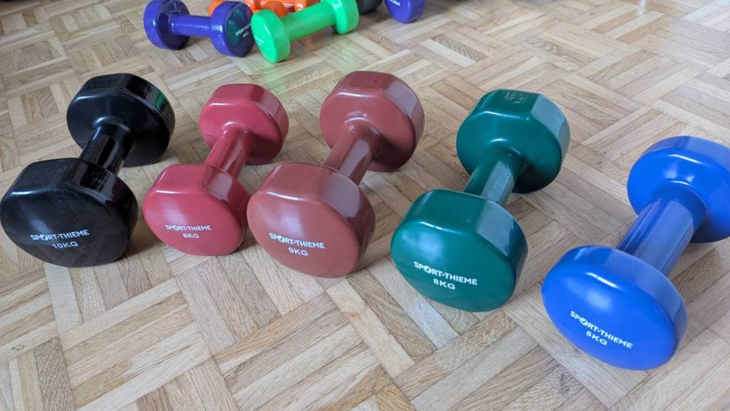 Und hier die etwas schwereren bis hin zu den schwarzen 10 kg Hanteln.