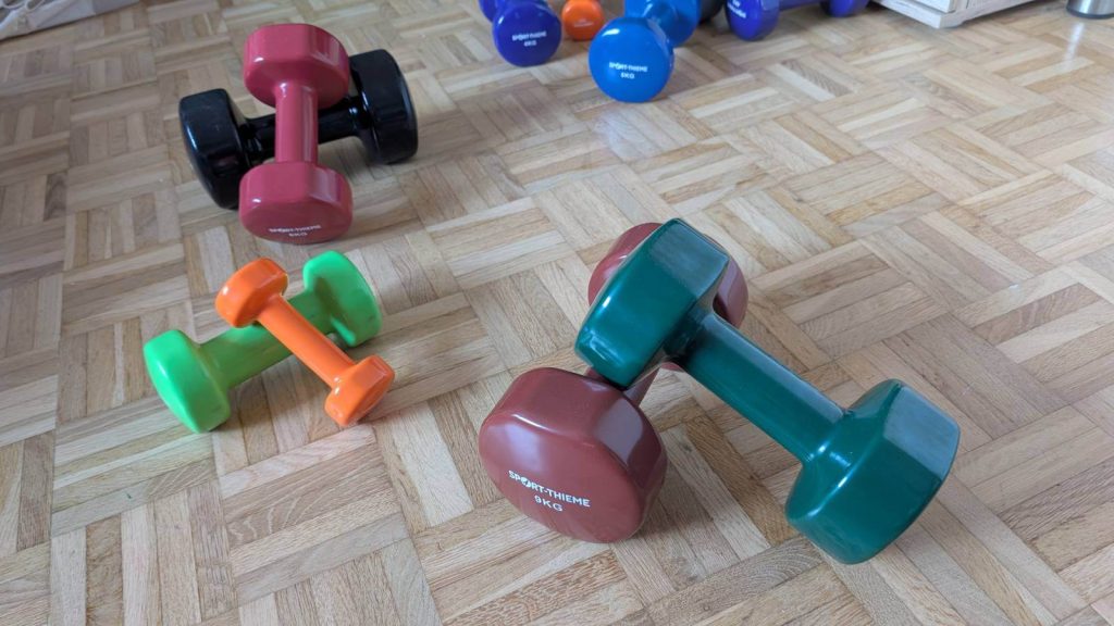 Schön stapelbar und aufgrund ihrer Farben immer ein Hingucker im Fausthantel Test.