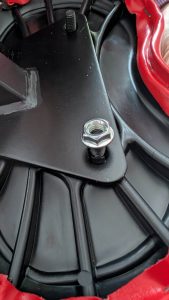 Alles wird Schritt für Schritt gut verschraubt.