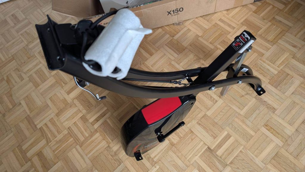 Der Aufbau ist relativ rasch erledigt. Nach ein paar Minuten sieht das Trainingsrad bereits halb fertig aus.