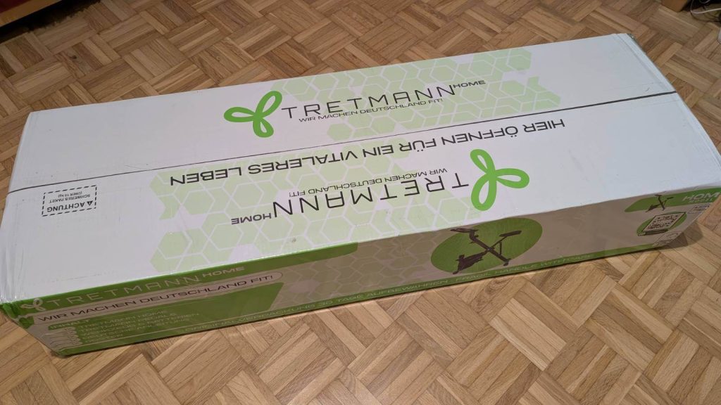 Gut verpackt kommt der klappbare Heimtrainer bei uns an.