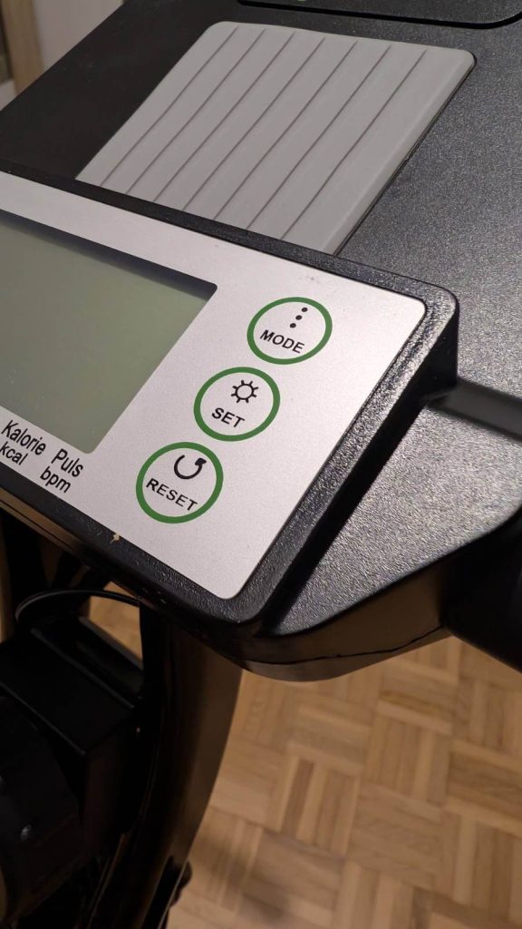 Das Display bietet samt seinen Buttons klare Übersicht zu allen Informationen.