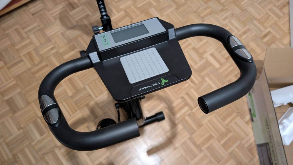 Der Tretmann Home bietet außerdem eine schöne Ablage für Handy und Tablet.