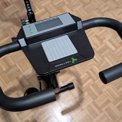 Der Tretmann Home bietet außerdem eine schöne Ablage für Handy und Tablet.