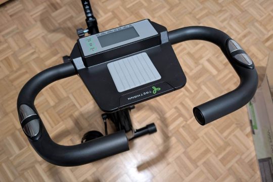 Der Tretmann Home bietet außerdem eine schöne Ablage für Handy und Tablet.