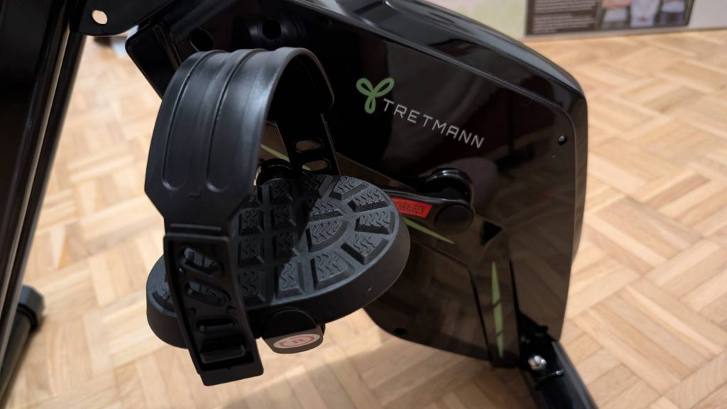 Sobald auch die Pedale sitzen, ist der klappbare Heimtrainer von Tretmann fast einsatzbereit.