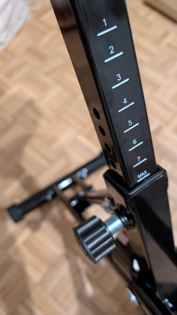 ...nachdem der Sitz des Ergotrainers in passender Höhe eingestellt wurde.