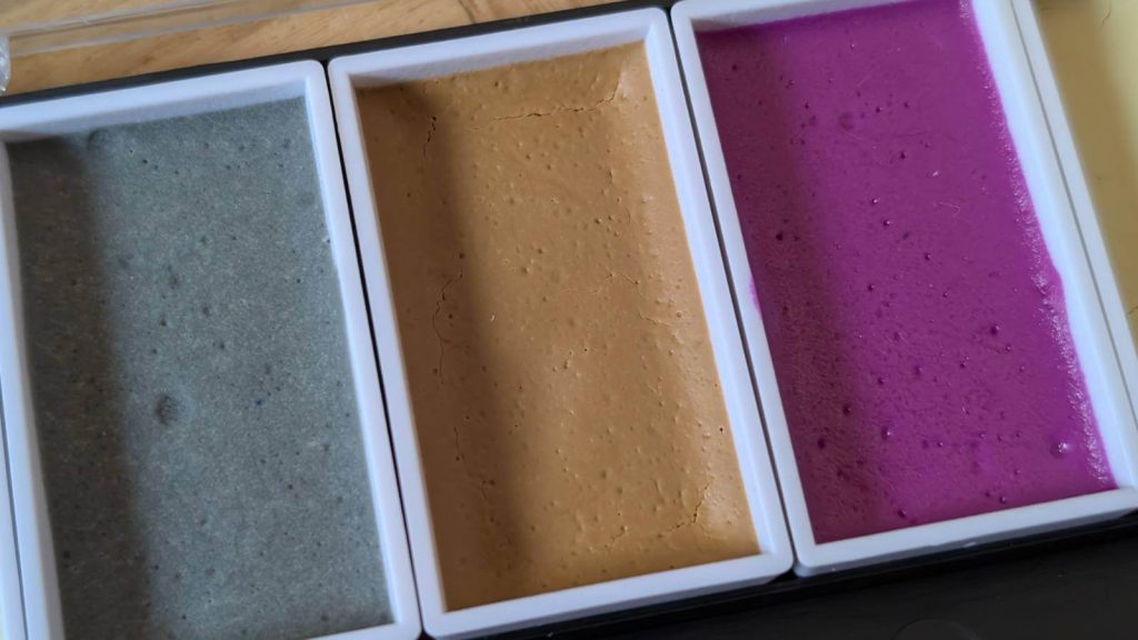 Mit diesen wunderschönen Glow in the Dark Aquarellfarben sind viele Details möglich.