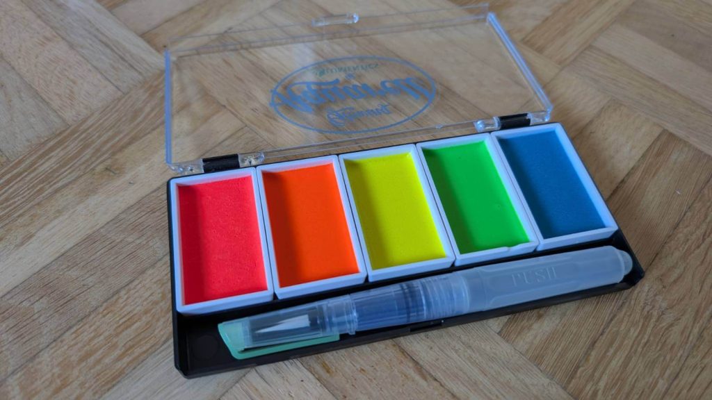 Knallig geht es bei den Regenbogen Aquarellfarben, ebenfalls im Dunkeln leuchtende Wasserfarben, vonstatten.