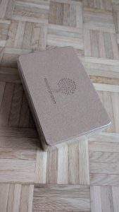 Die Kork-Optik gestaltet Yoga-Utensilien wirklich hochwertig.