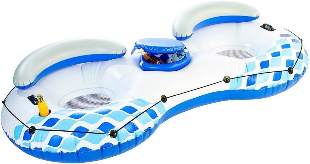 Der infactory Schwimmring für 2 Personen präsentiert hier seine kleine, praktische Getränkehalterung in der Mitte. Diese kann zum Schutz gegen die Sonne auch ganz abgedeckt werden.