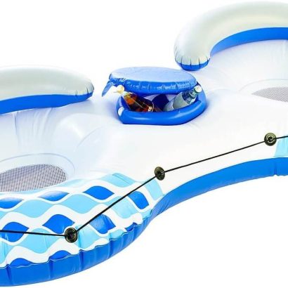 Der infactory Schwimmring für 2 Personen präsentiert hier seine kleine, praktische Getränkehalterung in der Mitte. Diese kann zum Schutz gegen die Sonne auch ganz abgedeckt werden.