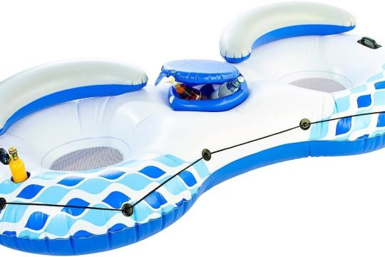 Der infactory Schwimmring für 2 Personen präsentiert hier seine kleine, praktische Getränkehalterung in der Mitte. Diese kann zum Schutz gegen die Sonne auch ganz abgedeckt werden.