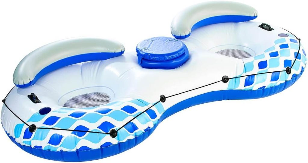 Die Poolbar in der Mitte ist geschlossen und birgt trotzdem gut gekühlte Getränke. So lässt sich's gut auf dem Wasser treiben.