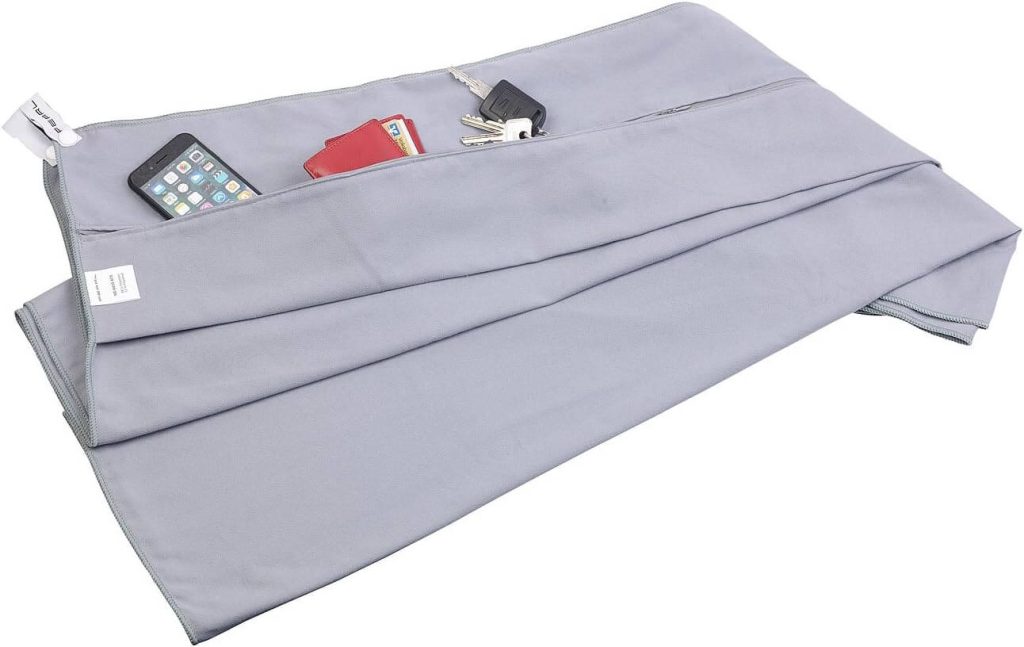 Groß und mit extra Funktionalität: Taschen, Überzug und samt Aufhängelasche.