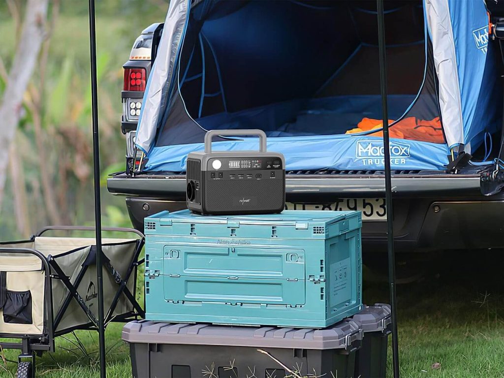 Outdoor, Camping, Urlaub und Adventure sind die idealen Einsatzzwecke für die tragbare Powerstation von revolt.