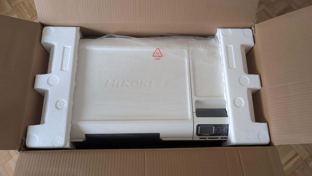 Die Akku-Kühlbox kommt sicher verpackt und gut verstaut bei uns an.