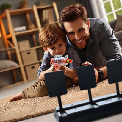 Spielzeugpistole und Nerf Gun: Zielübungen im Freundes- und Familienkreis - stets im sicheren Umgang mit dem Spielzeug, das ist besonders wichtig.