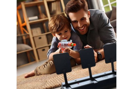 Spielzeugpistole und Nerf Gun: Zielübungen im Freundes- und Familienkreis - stets im sicheren Umgang mit dem Spielzeug, das ist besonders wichtig.