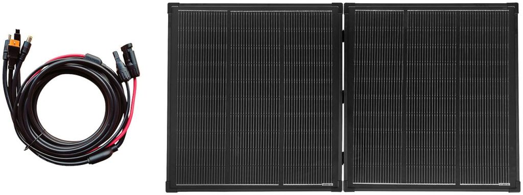 Das gesamte Paket: Solarpanel samt Anschlusskabel an eine Powerstation.